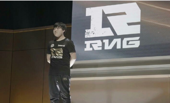 UZI:所有(yǒu)欠我的(de)冠軍 現(xiàn)在都(dōu)該還(hái)給我了(le)